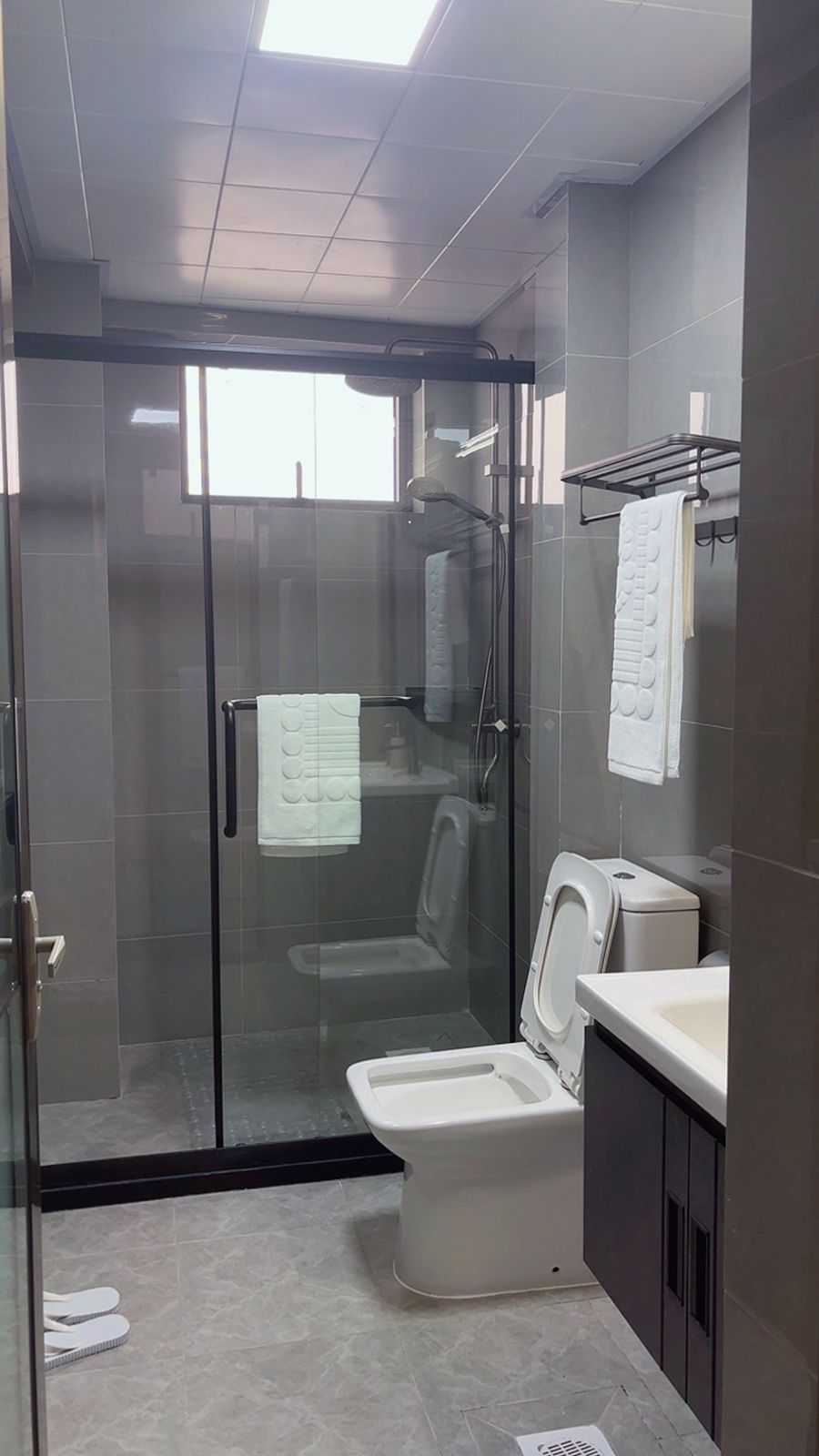 Leoz Suites Fully furnished 2bedroom 12